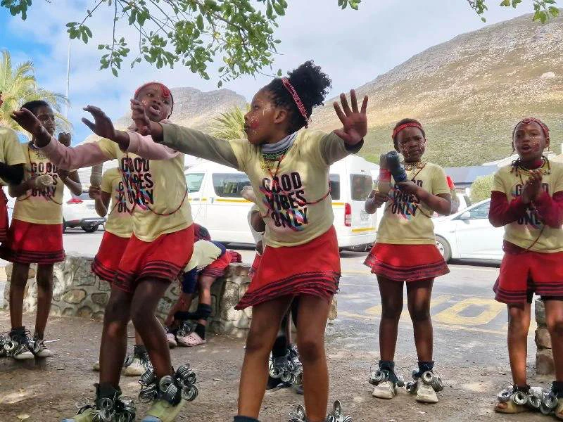 Kinder tanzen in Kapstadt Südafrika