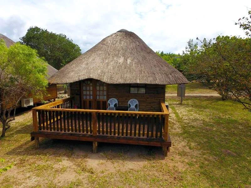 Reetdachhaus mit hölzerner Terrasse in der Sodwana-Bucht Südafrika