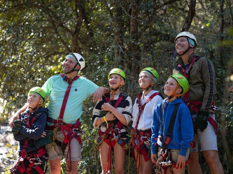Ziplining mit der Familie an der Panoramaroute