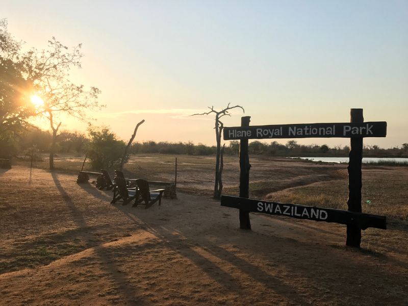 Schild am Wasserloch im Hlane Nationalpark Eswatini