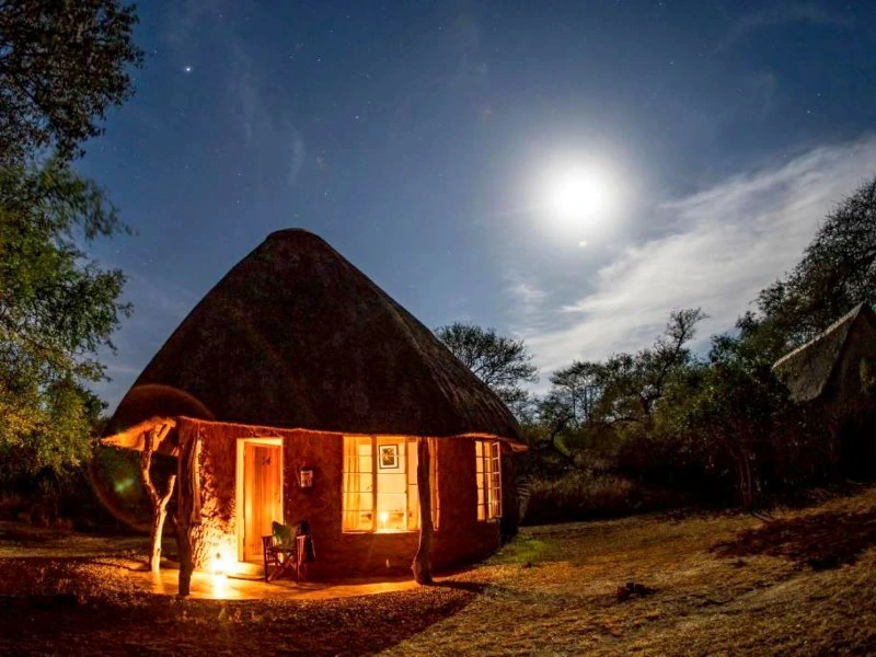 Rondavel unterm Sternenhimmel Nachts in eSwatini