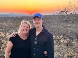 Reisende vor dem Wasserloch im Hlane Nationalpark Eswatini