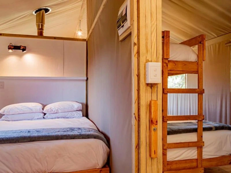 Gemütliches Schlafzimmer Ihres Zeltcamps mit zwei Doppelbett in Magoebaskloof