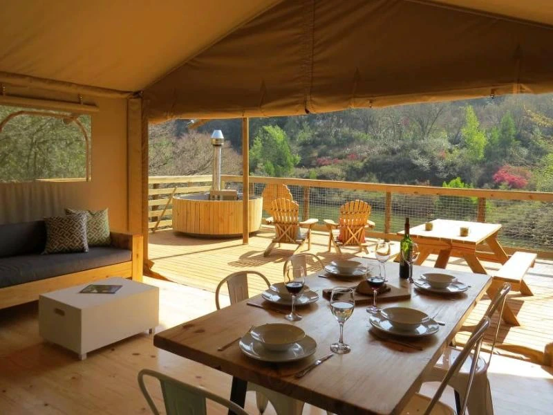 Gemütlicher Innenraum Ihres Glamping-Zeltes in den grünen Hügeln der Magoebaskloof
