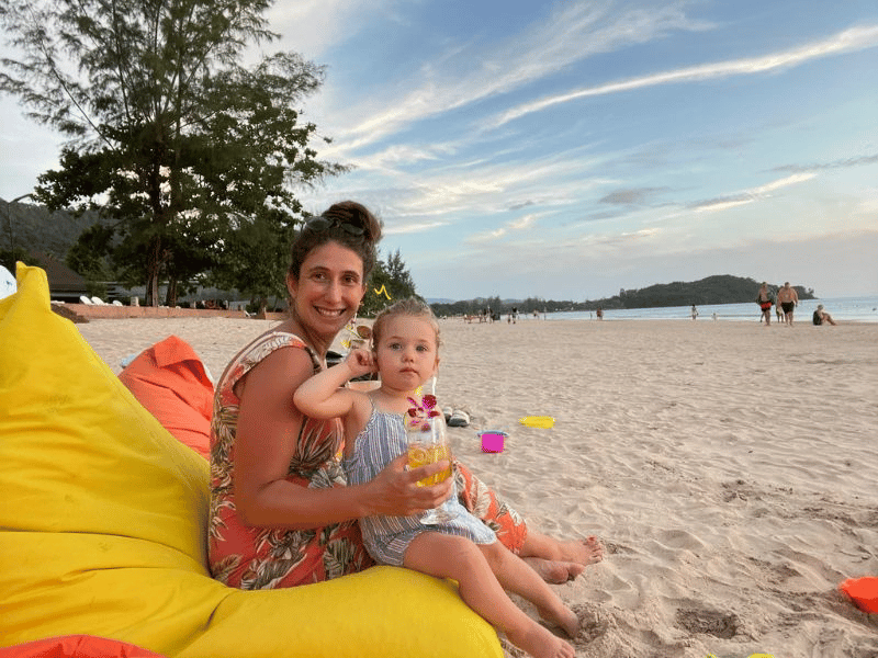 Mit der Familie am Strand von La Digue Seychellen