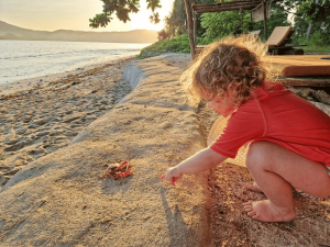 Mit Kindern am Strand von Mahé Seychellen