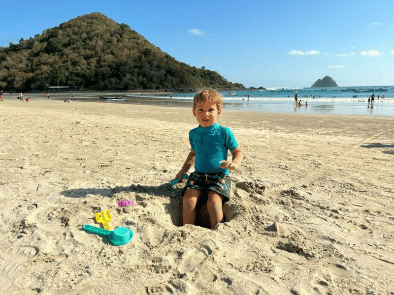 Buddeln am Strand von Mahé auf den Seychellen