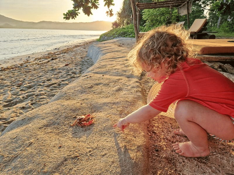 Mit Kindern am Strand von Mahé Seychellen