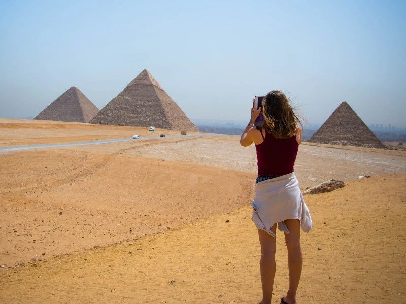 Frau bei den Pyramiden Gizeh in Kairo in Ägypten