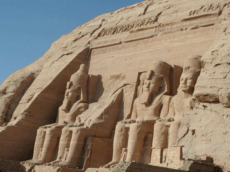 Tempeleingang mit Statuen bei Abu Simbel