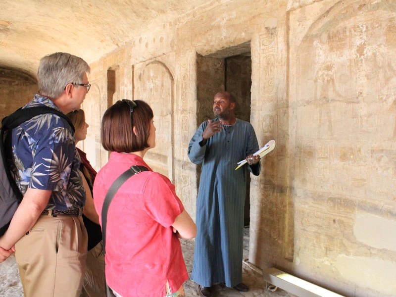 Guide führt Touristen bei Gebelsilsila