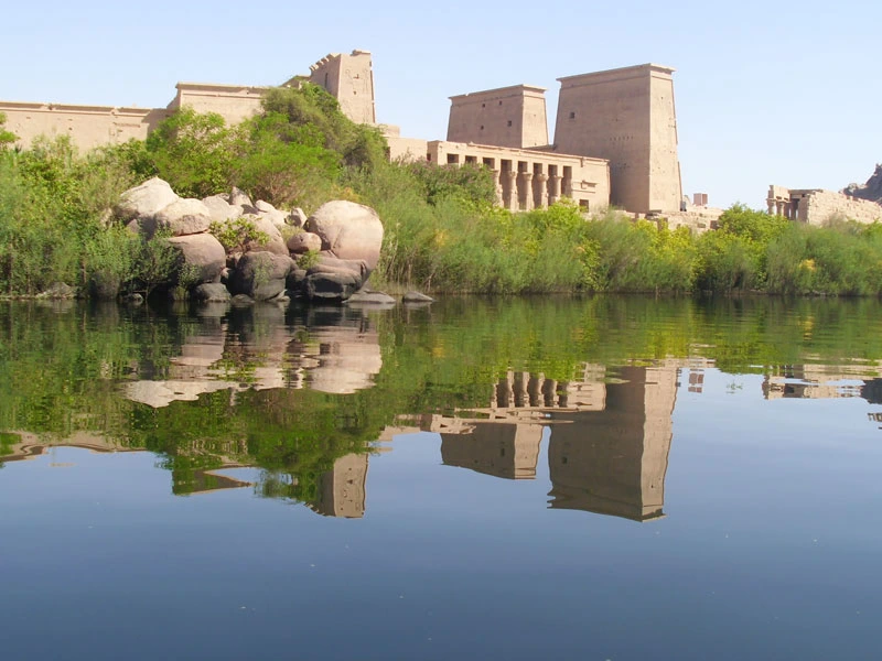 Der Philae Tempel spiegelt sich im Wasser in Ägypten