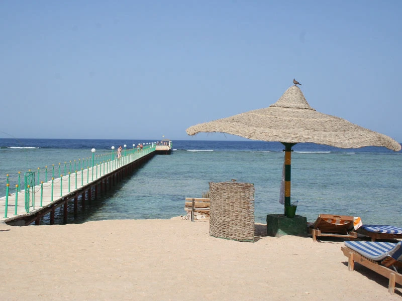 Steg am Strand bei Quseir in Ägypten