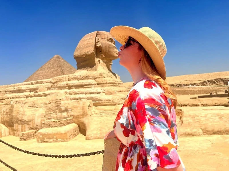 Ägypten Reisespezialist in Kairo vor der Sphinx