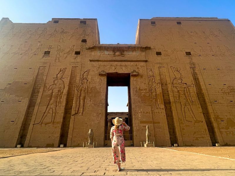 Reisende vor dem Philae Tempel in Assian Ägypten