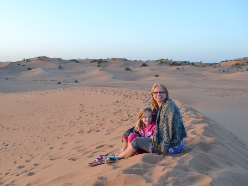 Mutter mit Kind in der Wüste, Ägypten