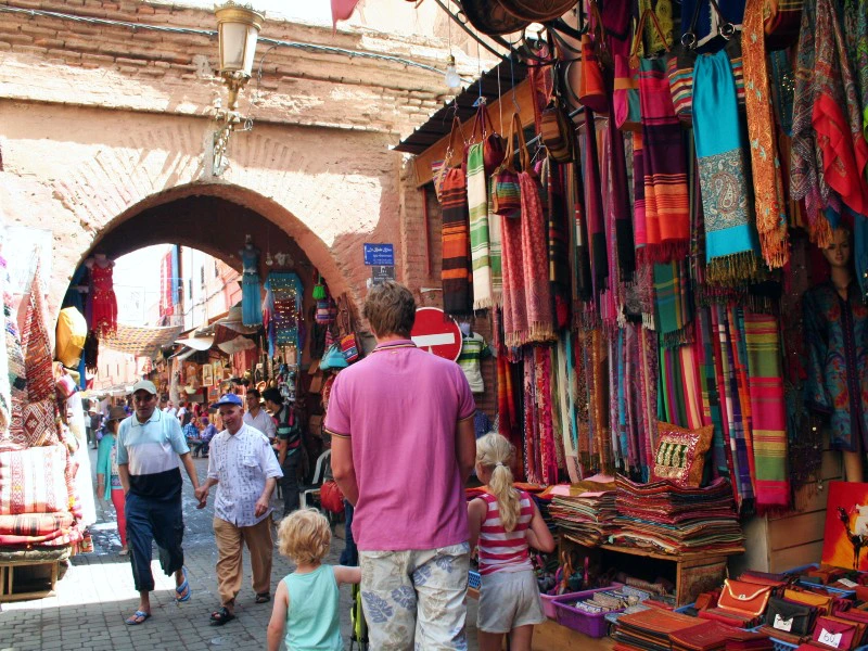 Familienbesuch auf einem Markt in Ägypten