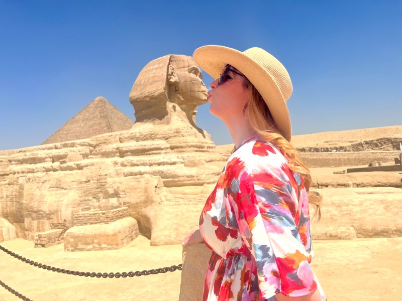 Reisende macht eine scherz Pose mit der Sphinx Ägypten