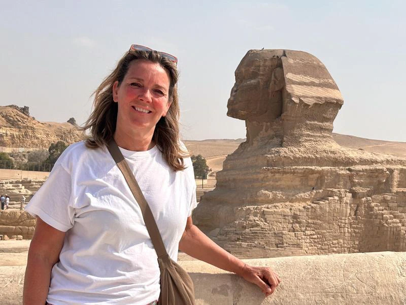 Frau vor der Sphinx