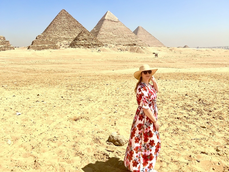 Frau vor den Pyramiden von Gizeh