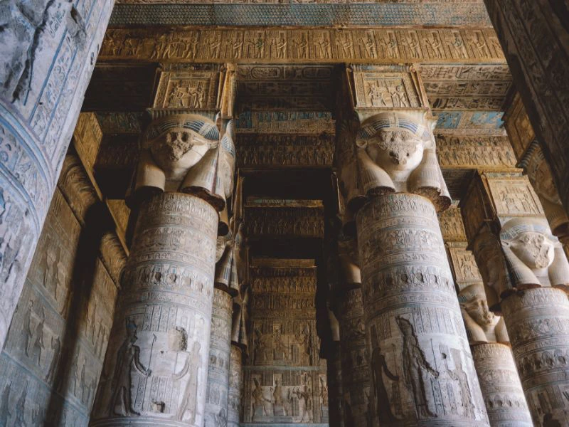 Säulen im Dendera Tempel bei Luxor