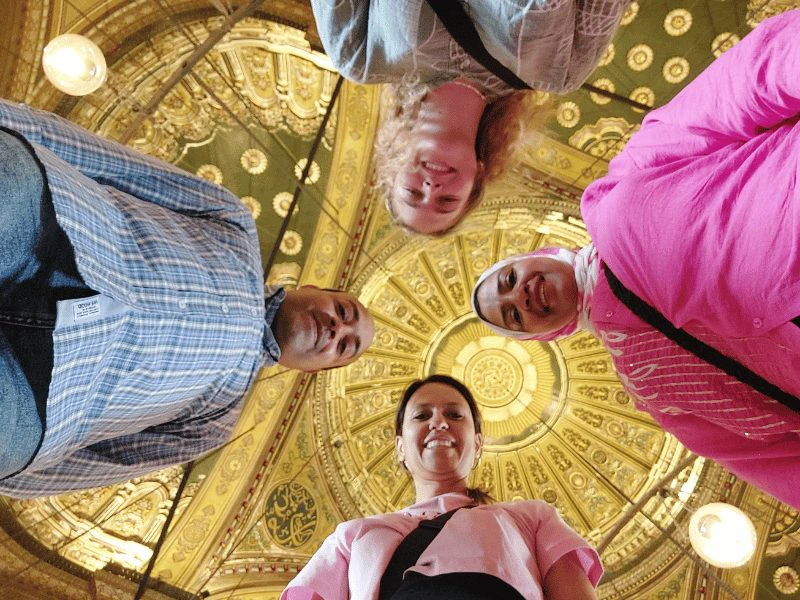 Reisende und Guide in einer Moschee in Kairo