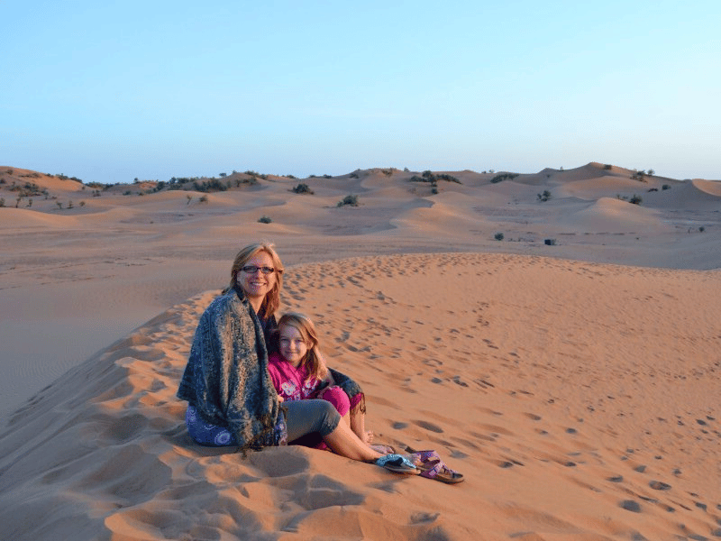 Mutter mit Kind in der Wüste, Ägypten