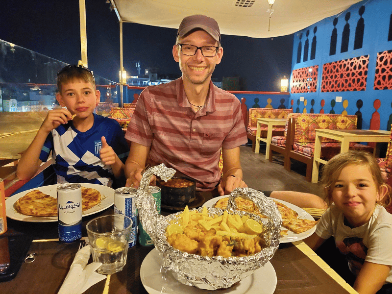 Familie beim Abendessen in Ägypten