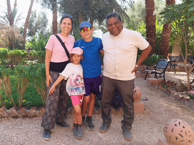 Familie mit Einheimischen in Ägypten