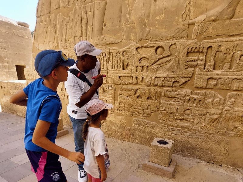 Guide mit Kindern am Tempel in Ägypten