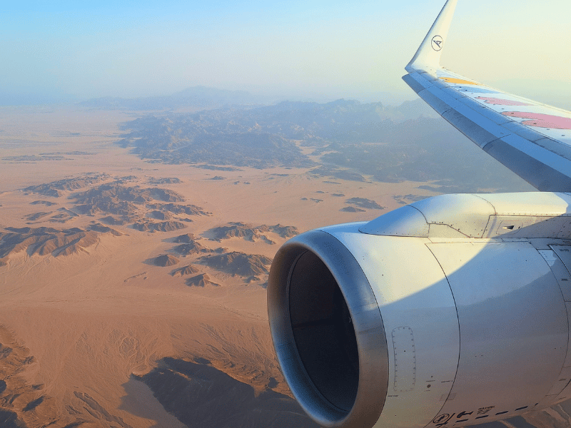 Blick auf die Wüste aus dem Flugzeug