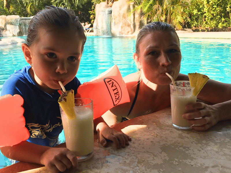Mutter und Sohn mit Cocktail im Pool, Ägypten