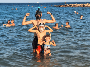 Familie beim Schnorcheln im Roten Meer
