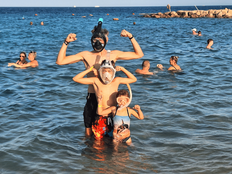 Familie beim Schnorcheln im Roten Meer
