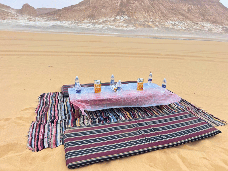 Frühstücken in der Weißen Wüste in Ägypten