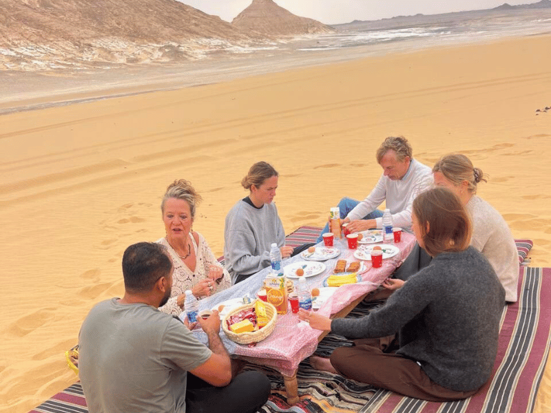 Frühstücken in der Weißen Wüste in Ägypten