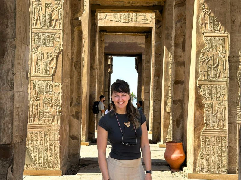 Frau im Tempel in Luxor Ägypten