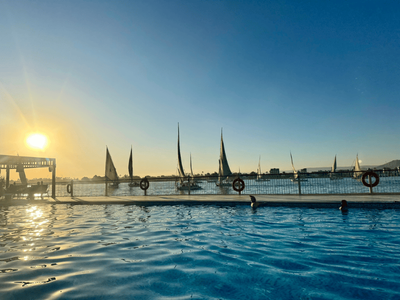 Pool mit Schiffen auf dem Nil im Hintergrund