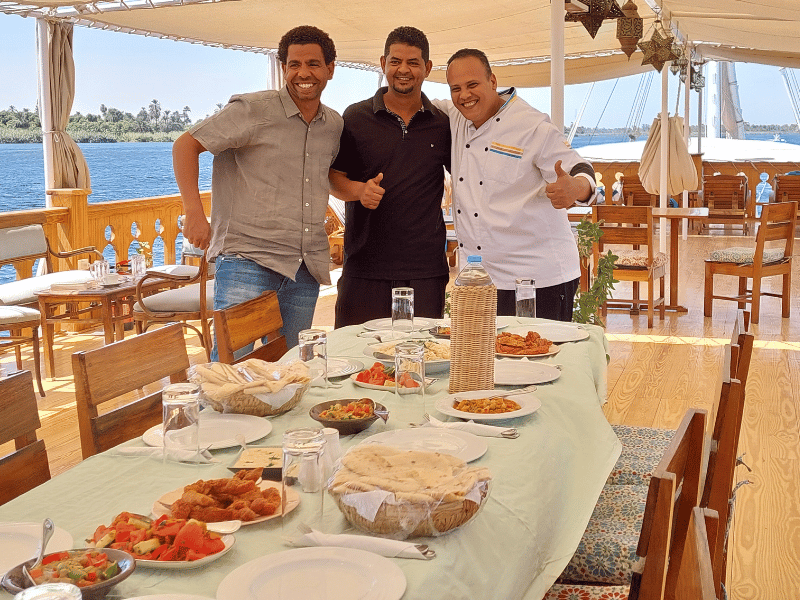 Gedeckter Tisch auf Schiff in Ägypten