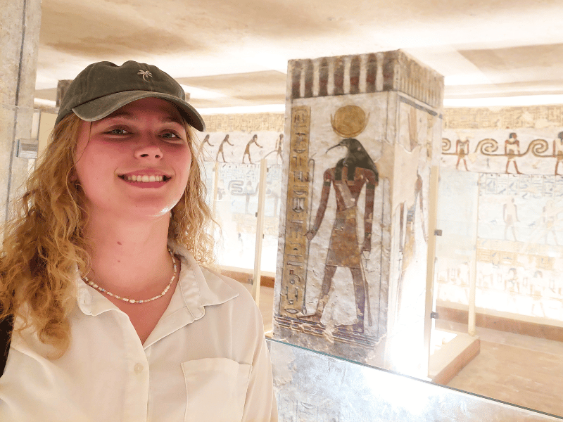 Frau im Tal der Könige in Ägypten