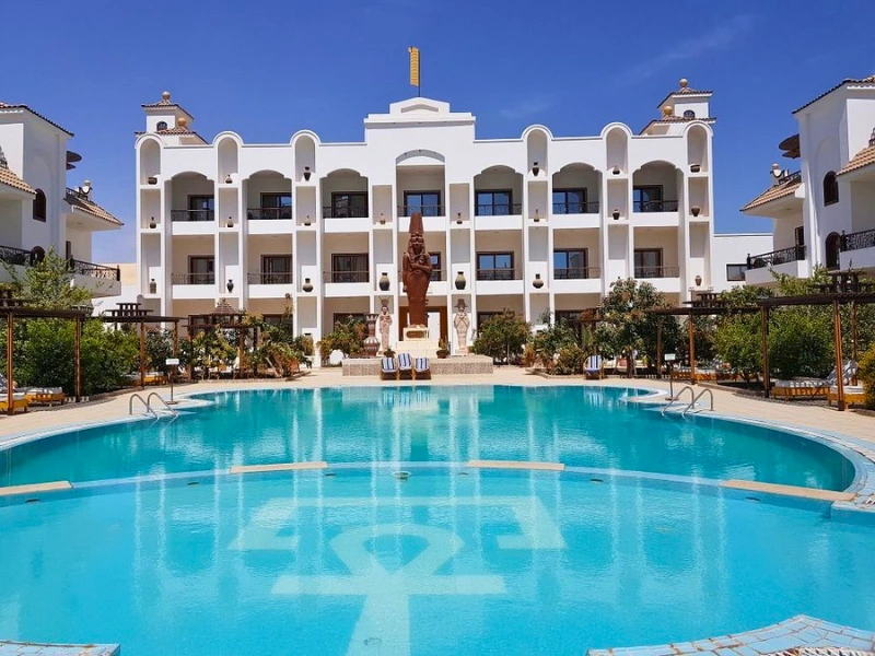 Swimmingpool des Hotels in Abydos, Ägypten