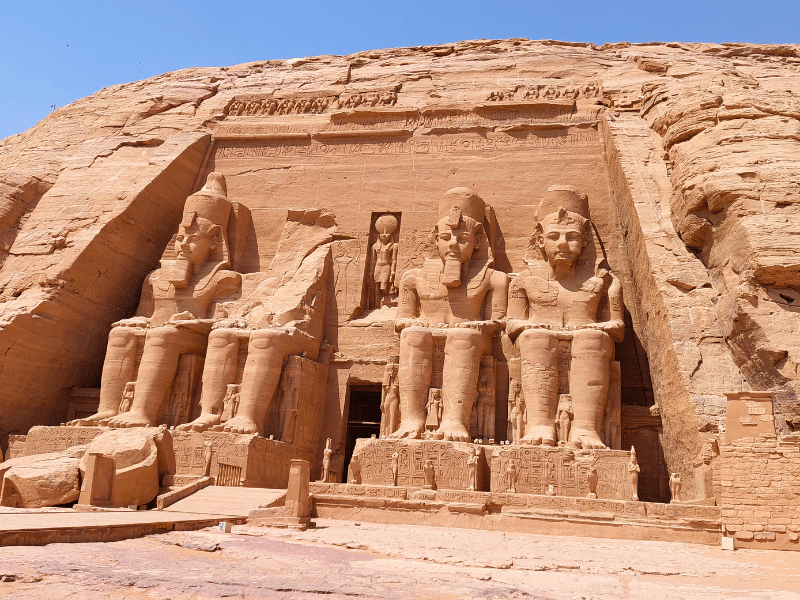 Steinfiguren in Abu Simbel in Ägypten