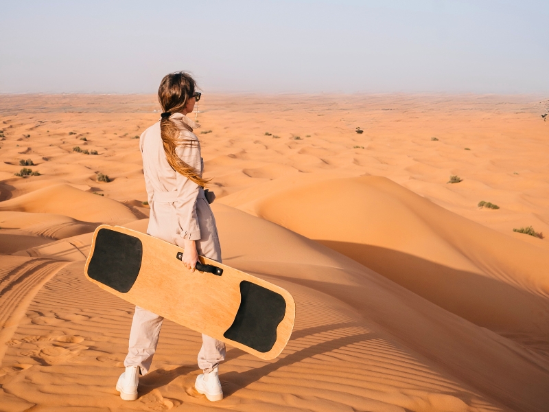 Sandboarden in der Wüste Ägyptens