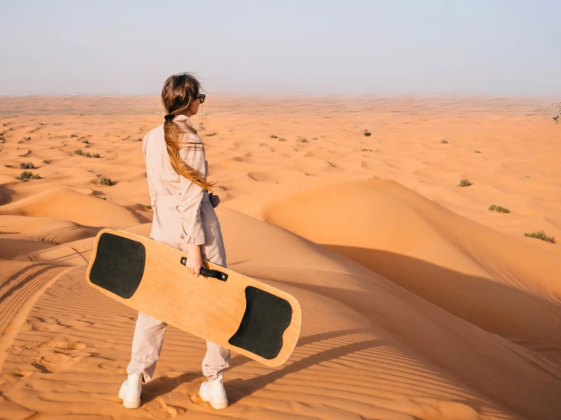 Sandboarden in der Wüste Ägyptens