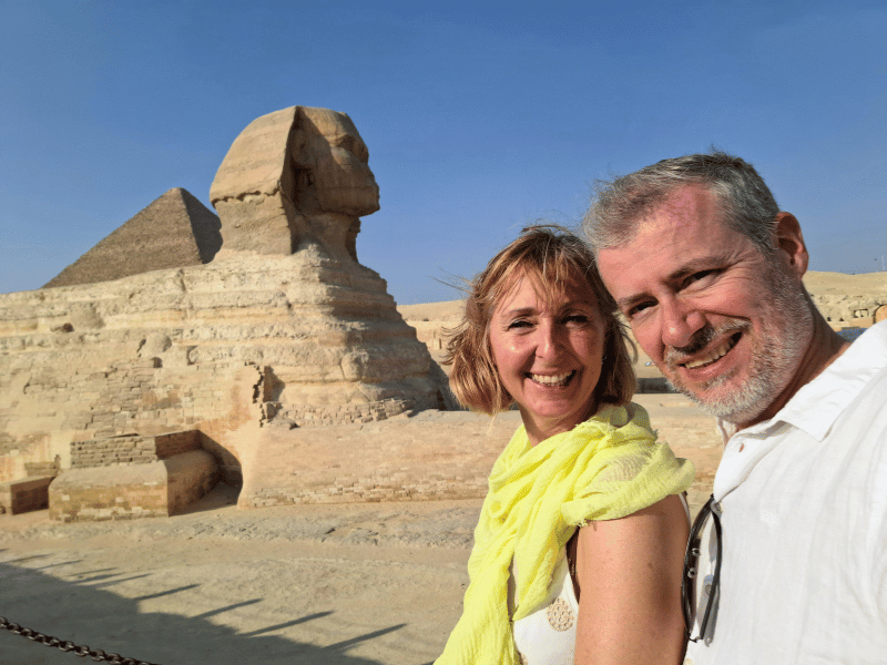 Paar vor der Sphinx in Ägypten