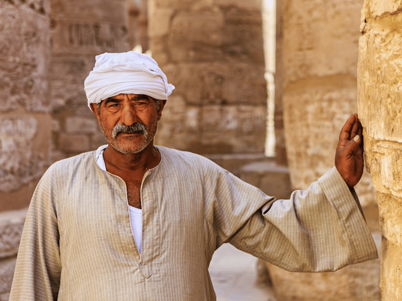 Mann im Tempel, Ägypten