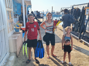 Schwimmen im Mittelmeer in Alexandria, Ägypten