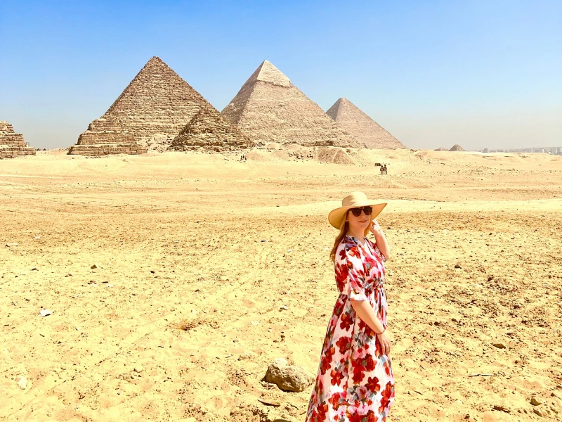 Reisende bei den Pyramiden von Gizeh, Ägypten
