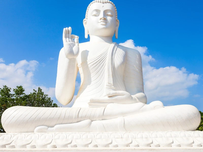 Weisser Buddha in Anuradhapura in Sri Lanka