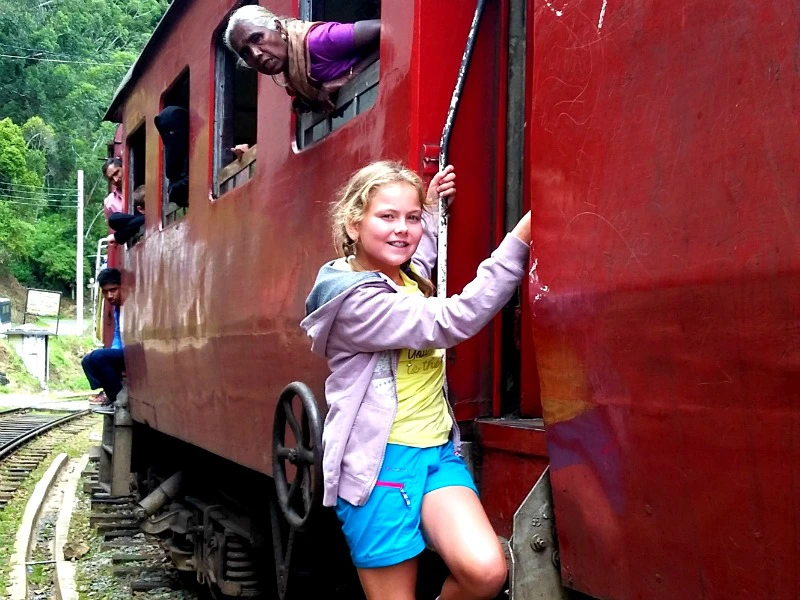 Kind auf einem Zug in Sri Lanka